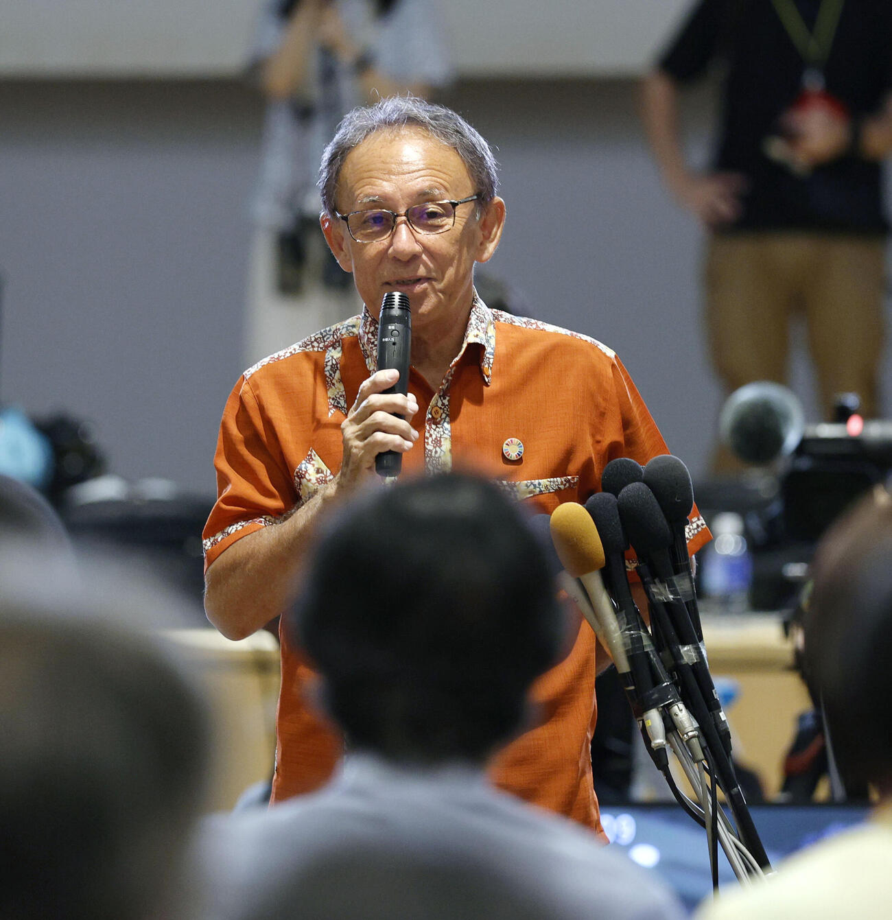 沖縄県知事選で落選が決まり、敗戦の弁を述べる玉城デニー氏（共同）