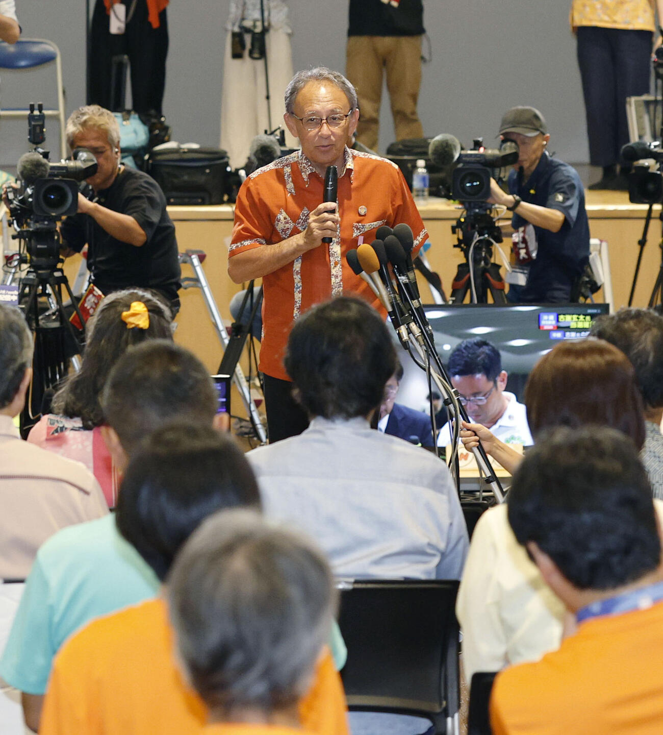 沖縄県知事選で落選が決まり、敗戦の弁を述べる玉城デニー氏（共同）