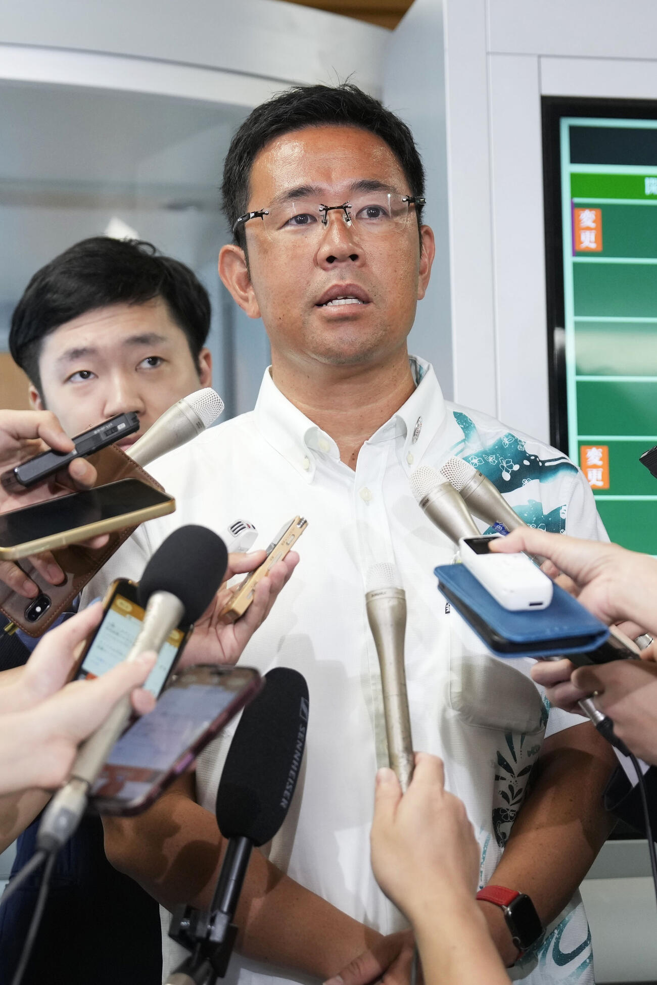 自民党本部で記者団の取材に応じる、沖縄県知事選で初当選した古謝玄太氏＝15日午前、東京・永田町(共同)