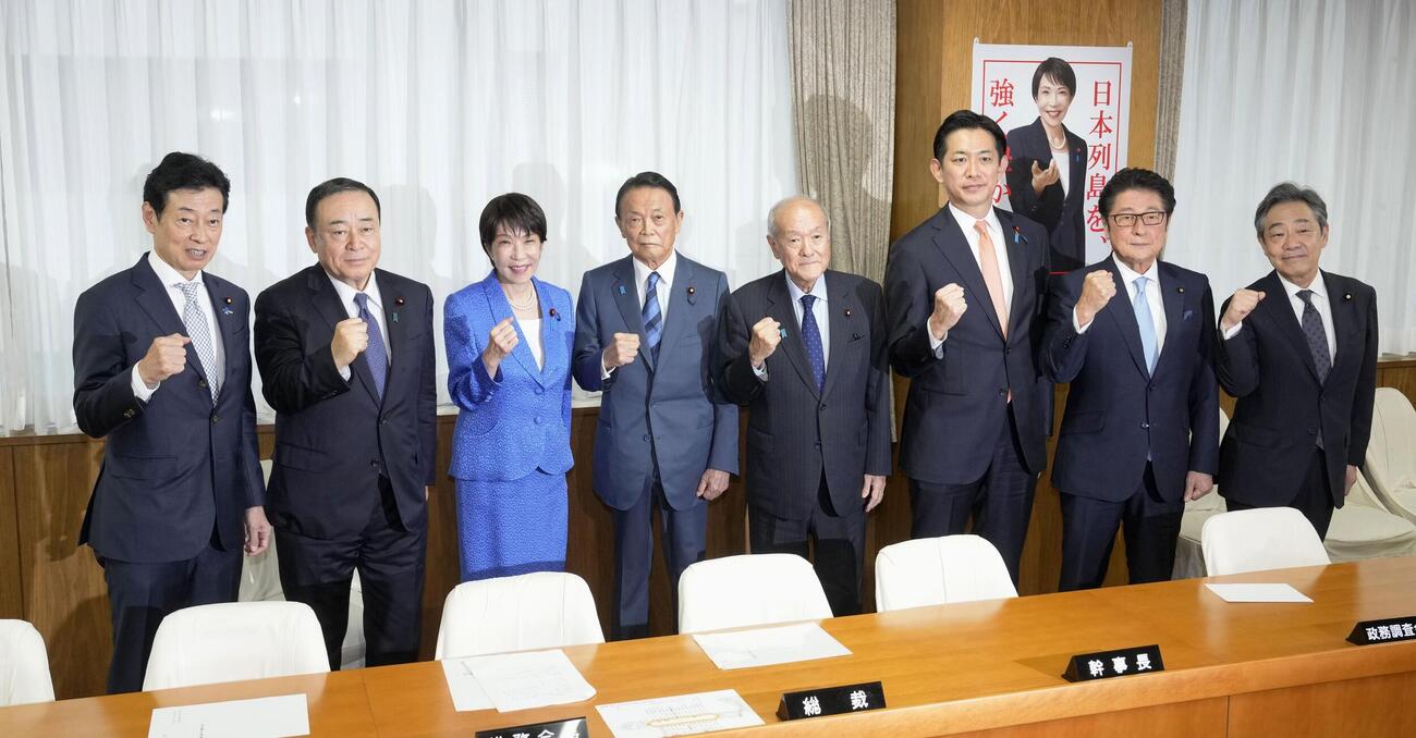 自民党の臨時総務会で記念撮影する（左から）西村選対委員長、梶山総務会長、党総裁の高市首相、麻生副総裁、鈴木幹事長、小林政調会長、松山参院会長、青木参院幹事長＝16日午前、東京・永田町の党本部（共同）
