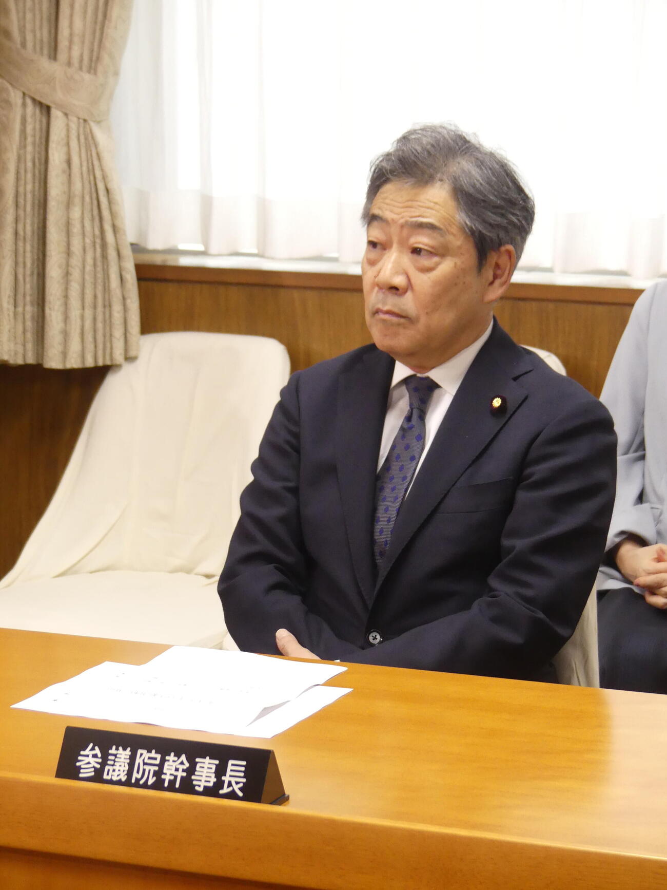 自民党の臨時総務会に出席する青木一彦・新参院幹事長（撮影・中山知子）