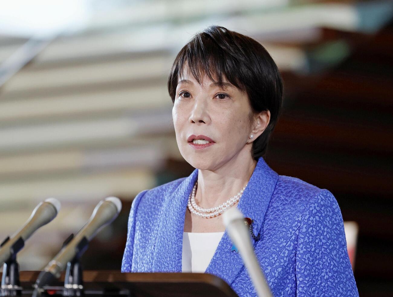 記者団の取材に応じる高市首相（共同）