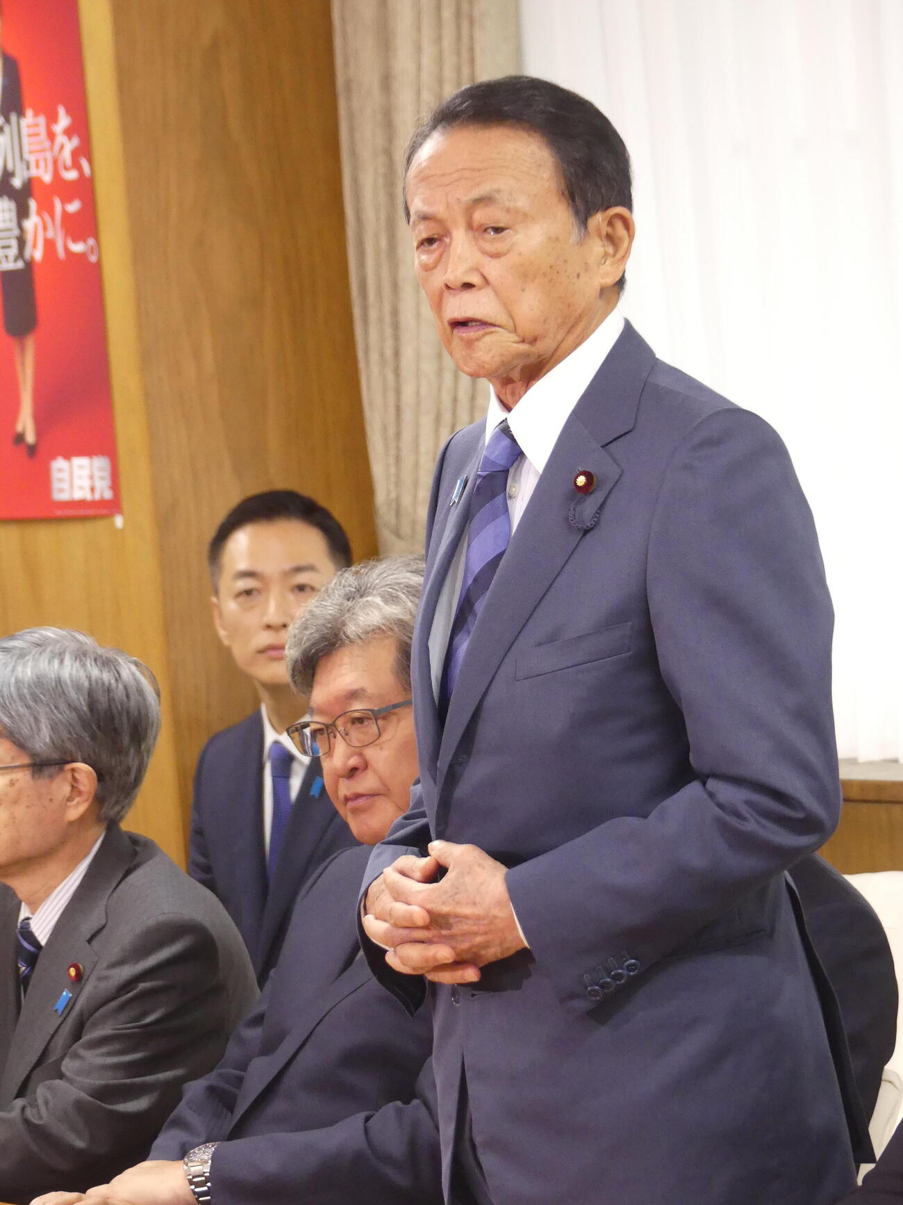 自民党の臨時総務会で再任のあいさつを行う麻生太郎副総裁（撮影・中山知子）