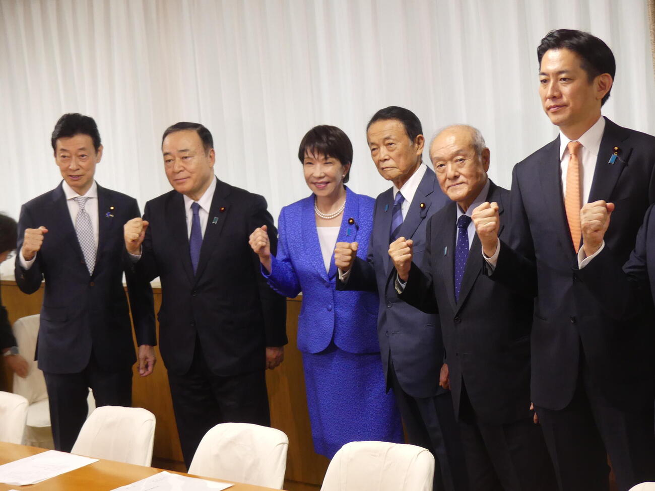 自民党の臨時総務会後、写真撮影に応じる左から西村康稔選対委員長、梶山弘志総務会長、高市早苗首相、麻生太郎副総裁、鈴木俊一幹事長、小林鷹之政調会長（撮影・中山知子）