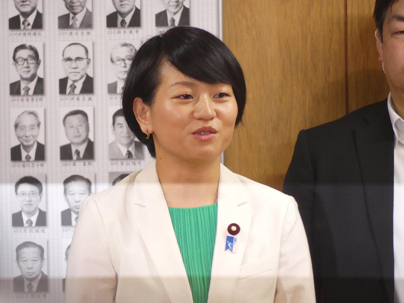 自民党の臨時総務会であいさつする鈴木貴子広報本部長（撮影・中山知子）