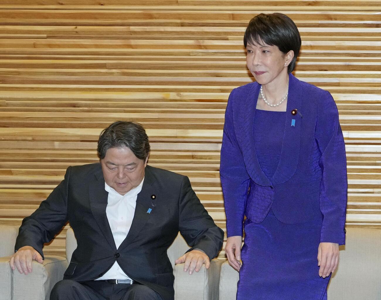 臨時閣議に臨む高市早苗首相（右）と林芳正総務相＝17日午前11時31分、首相官邸（共同）