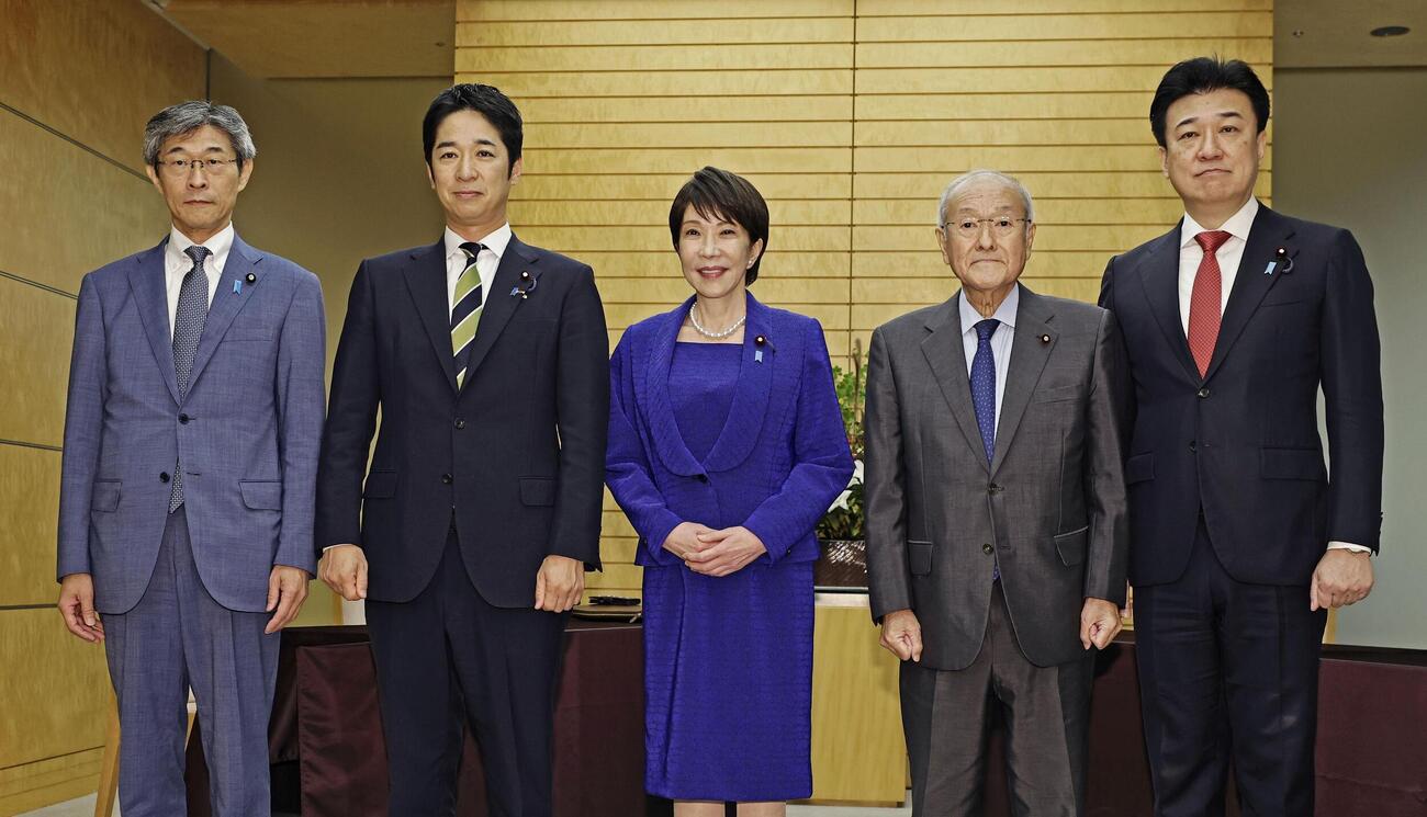 会談に臨む高市早苗首相（中央）と日本維新の会の藤田文武共同代表（左から2人目）ら＝17日午後1時2分、首相官邸（共同）