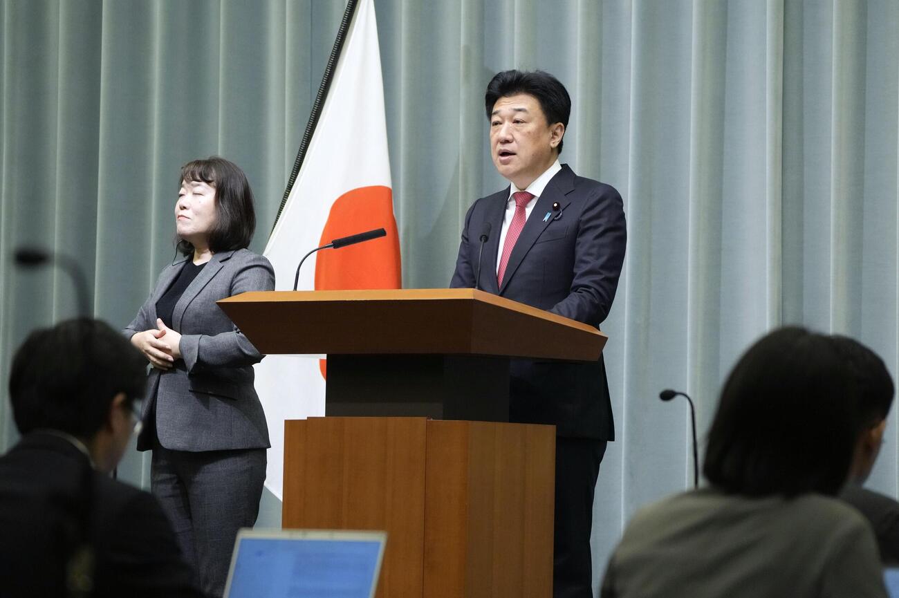 第2次高市改造内閣の閣僚名簿を読み上げる木原稔官房長官＝17日午後1時24分、首相官邸（共同）