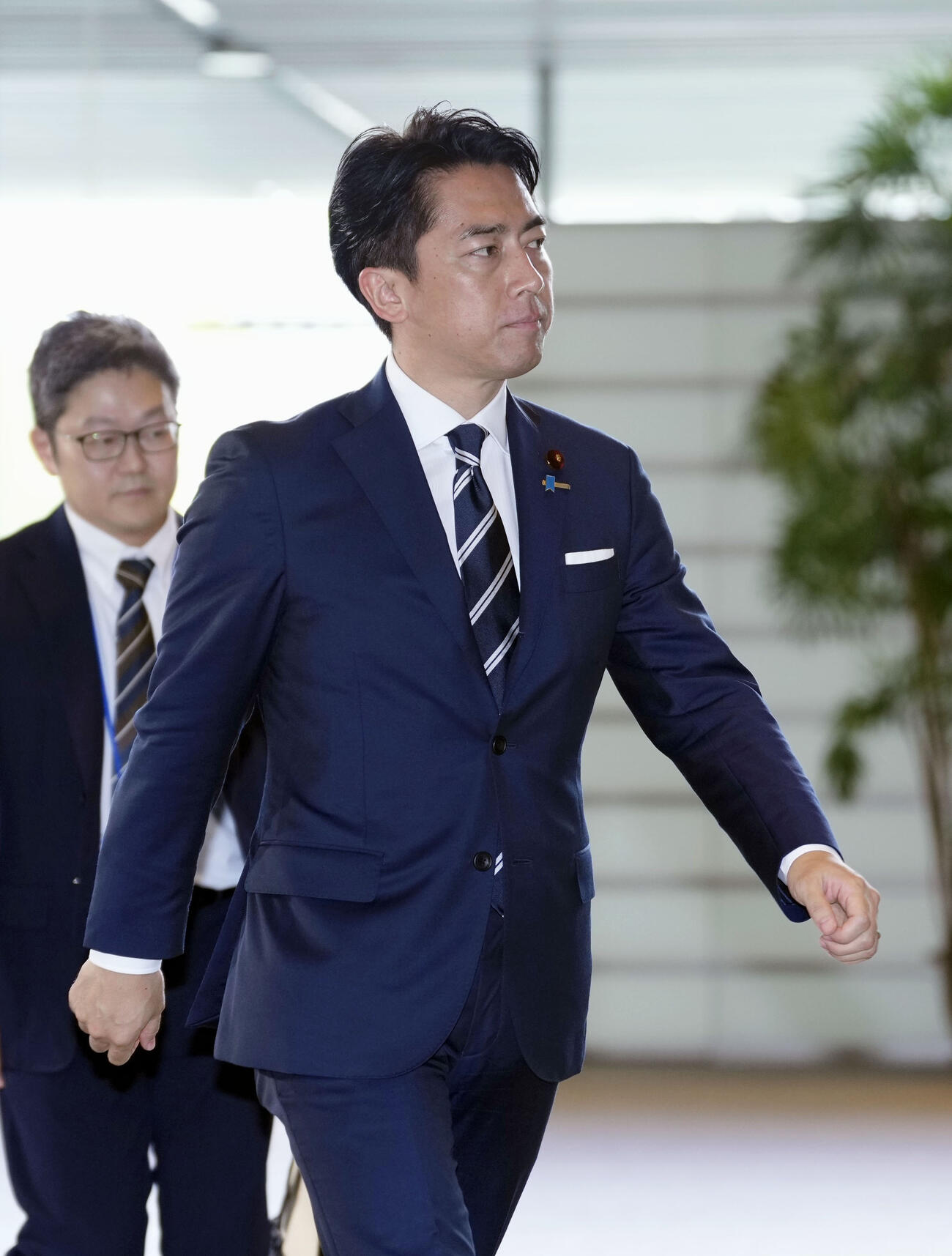 防衛相留任が決まり、首相官邸に入る小泉進次郎氏＝17日午後1時8分(共同)