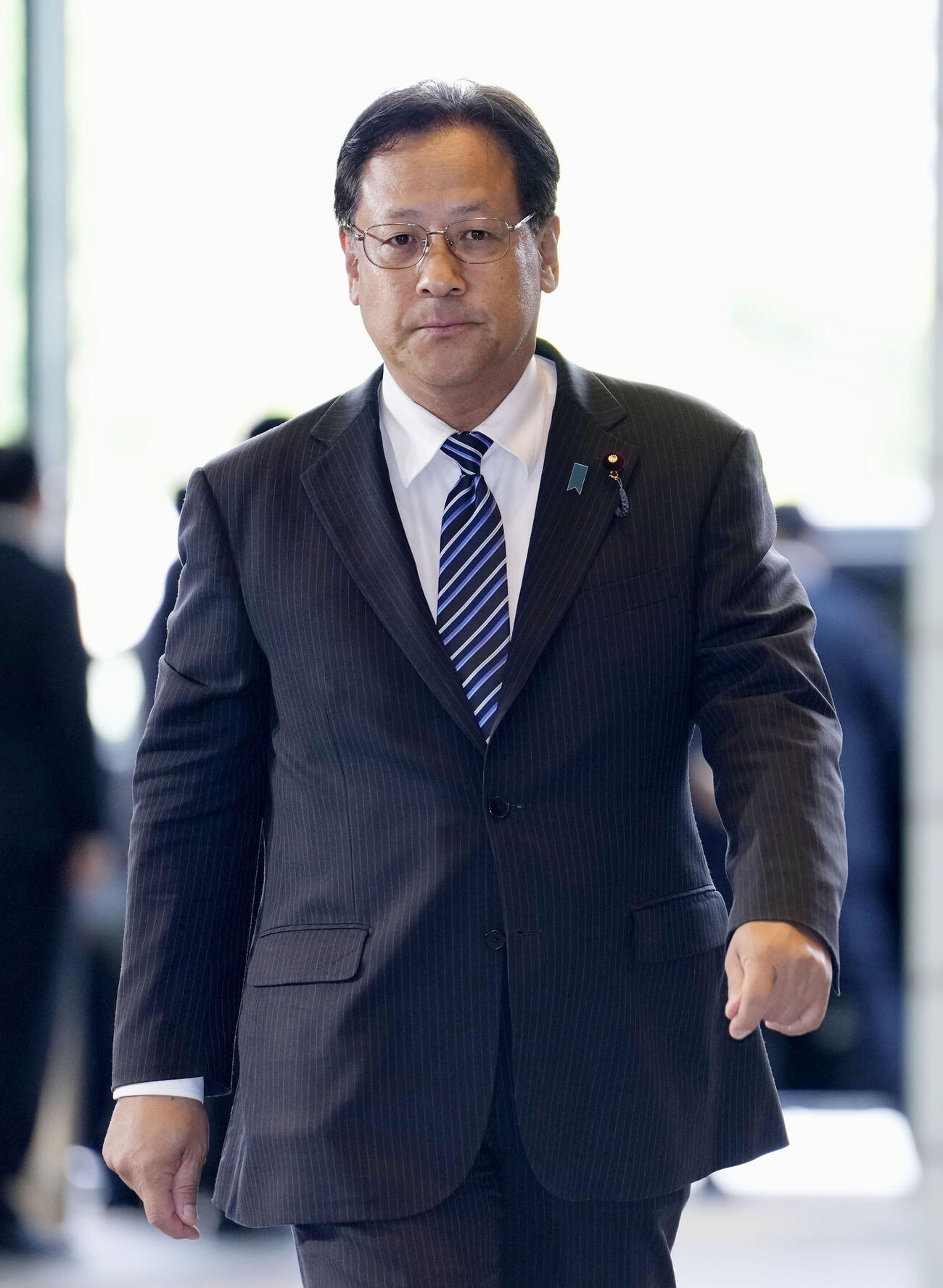 文科相に決まり、首相官邸に入る関芳弘氏＝17日午後1時10分(共同)