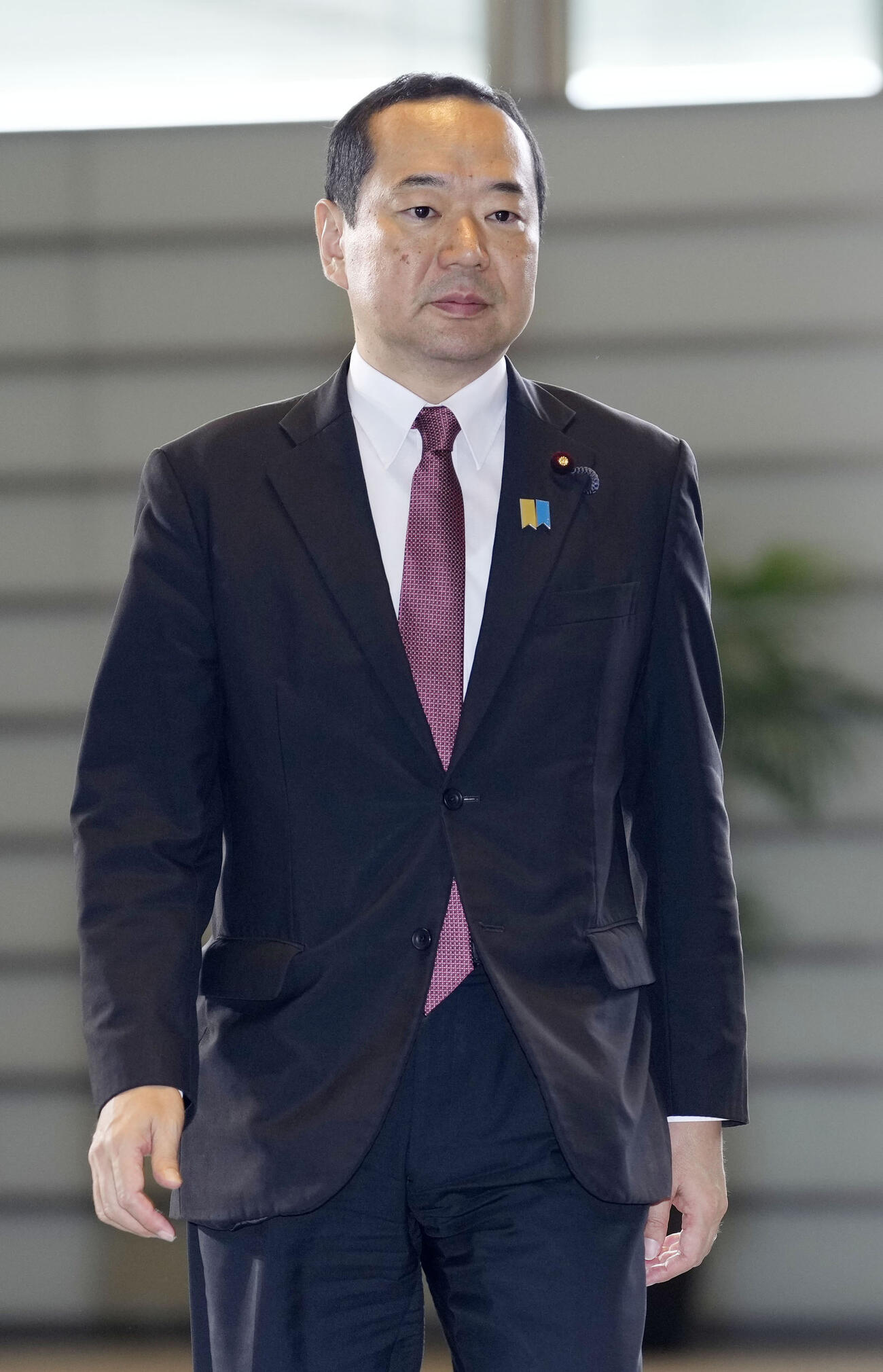 総務相に決まり、首相官邸に入る藤井比早之氏＝17日午後1時17分(共同)