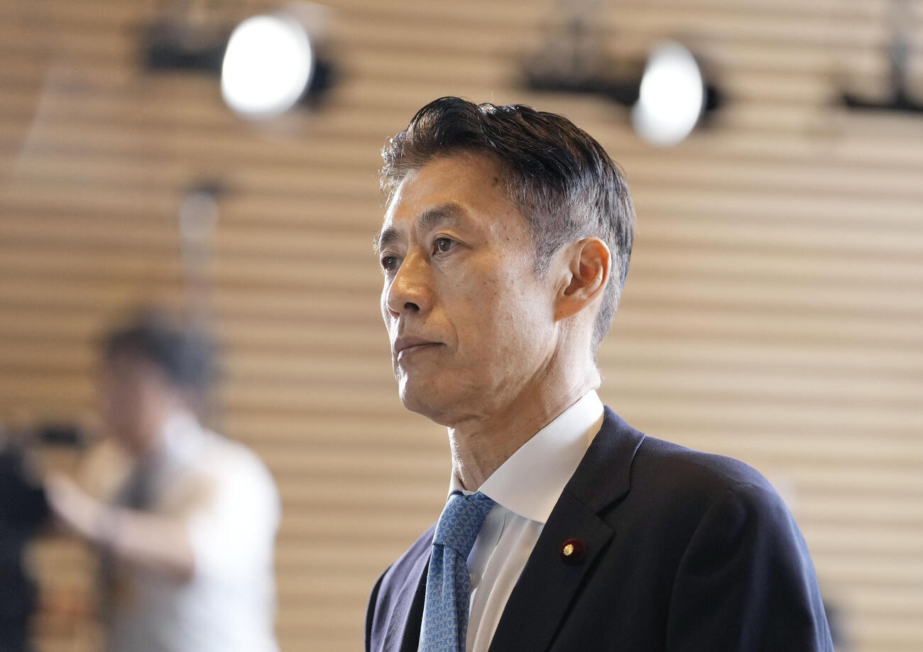 復興相に決まり、首相官邸に入る細野豪志氏＝17日午後1時10分（共同）