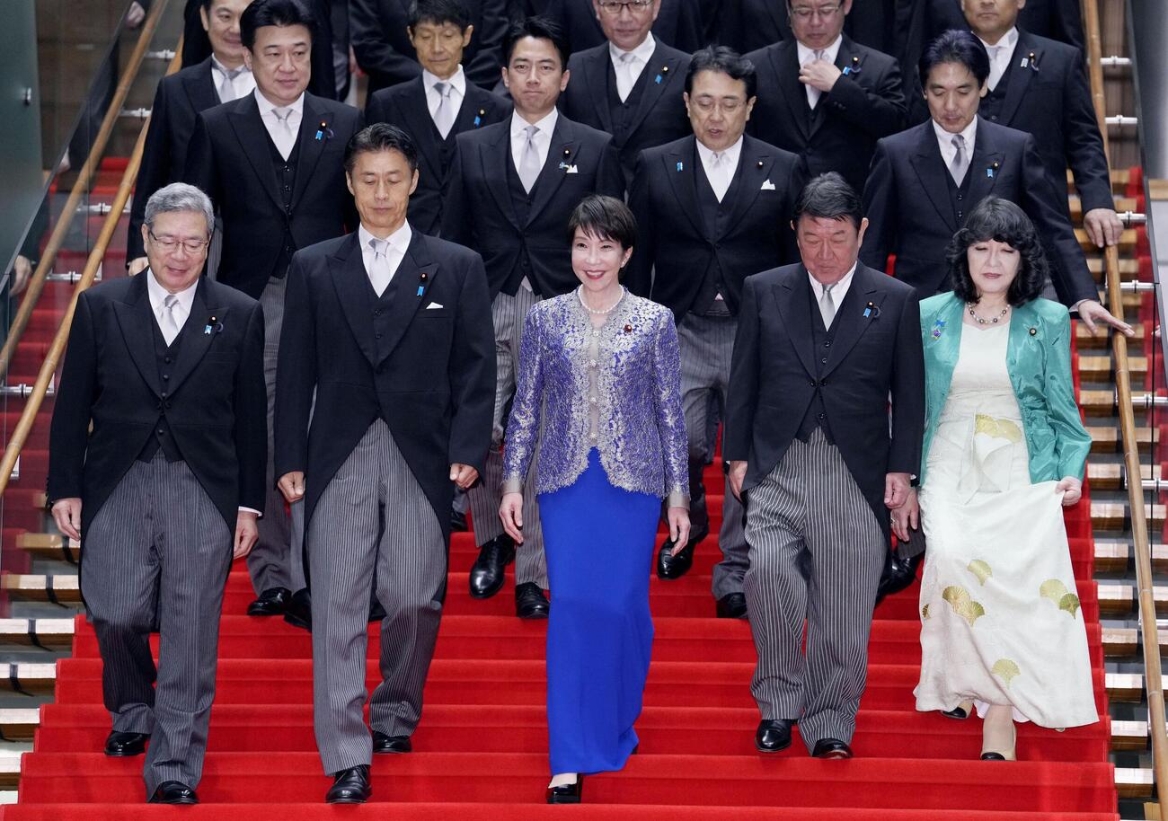 第2次高市改造内閣が発足し、記念撮影に臨む高市早苗首相（前列中央）と閣僚ら＝17日午後8時9分、首相官邸（共同）