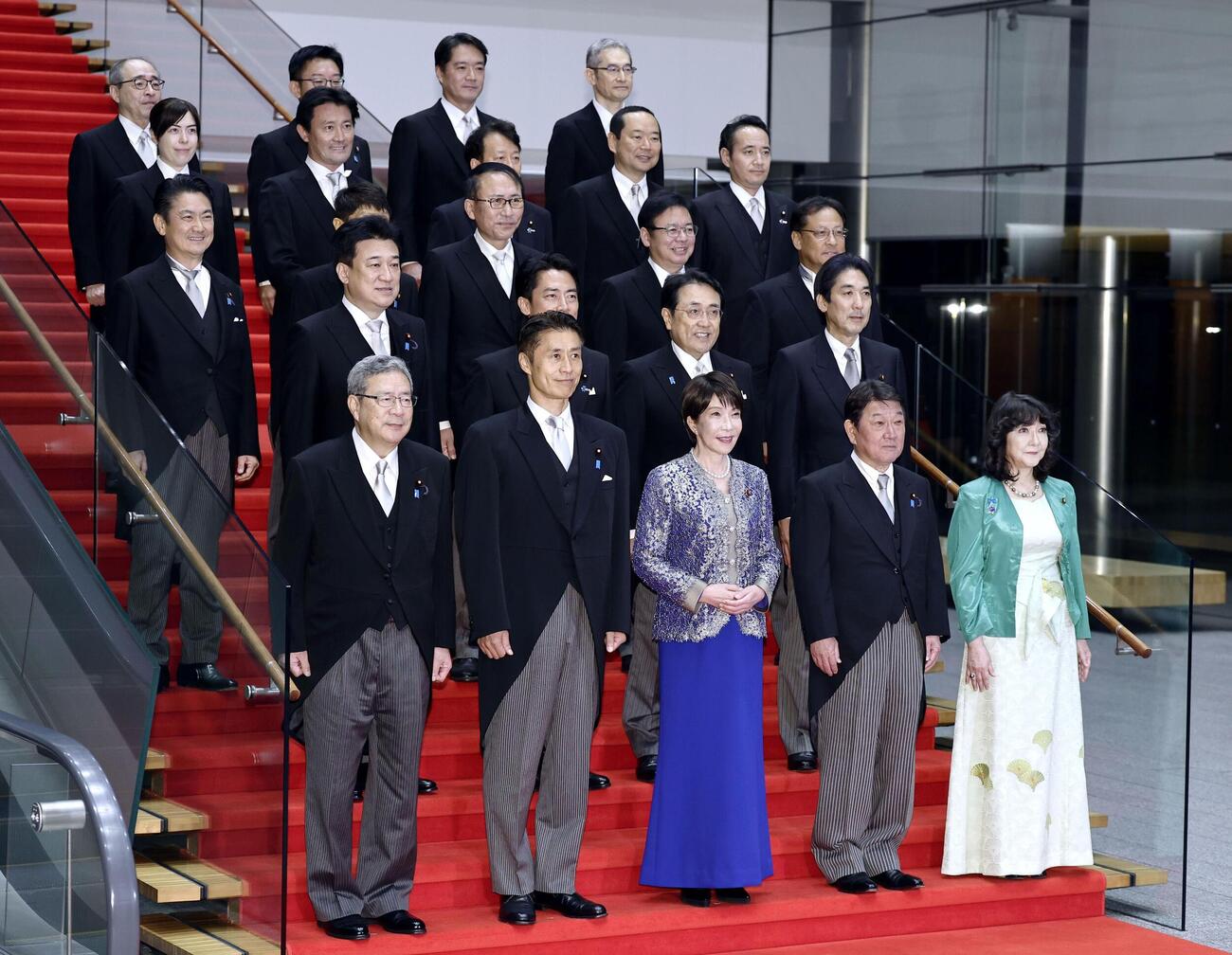 第2次高市改造内閣が発足し、記念写真に納まる高市早苗首相（前列中央）と閣僚ら＝17日午後8時11分、首相官邸（共同）