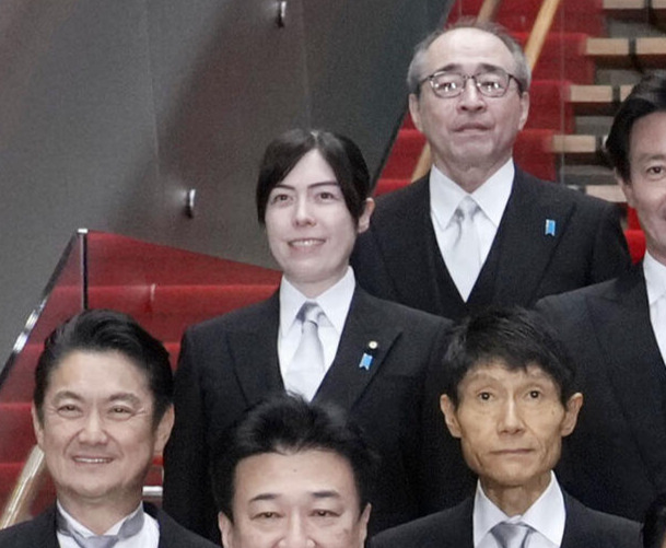 第2次高市改造内閣が発足し、記念写真に納まる高市早苗首相（前列中央）と閣僚ら＝17日午後8時11分、首相官邸