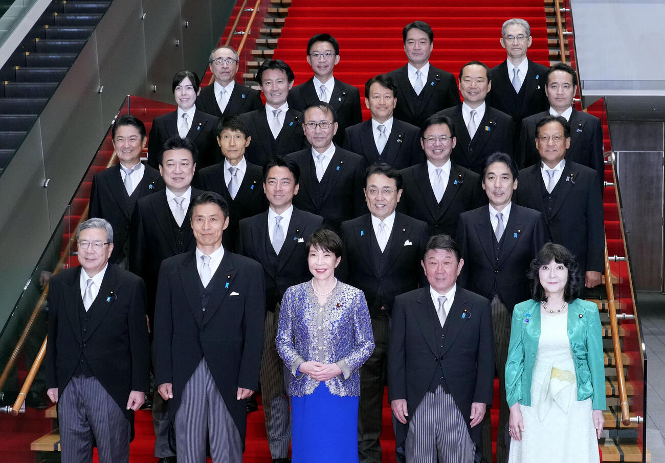 第2次高市改造内閣が発足し、記念写真に納まる高市早苗首相（前列中央）と閣僚ら＝17日午後8時11分、首相官邸