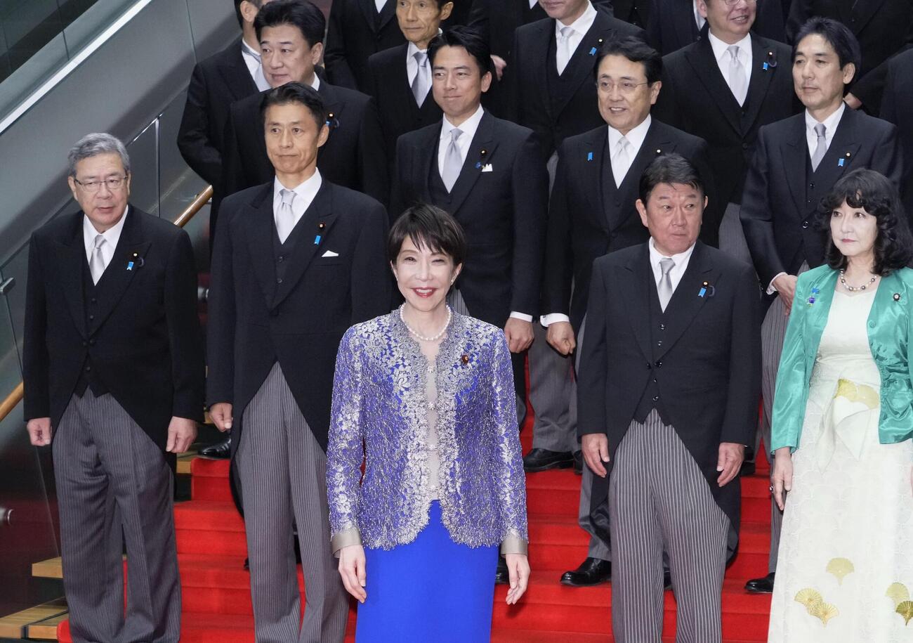 第2次高市改造内閣の記念撮影を終えた高市早苗首相（手前）と閣僚ら＝17日午後8時12分、首相官邸（共同）