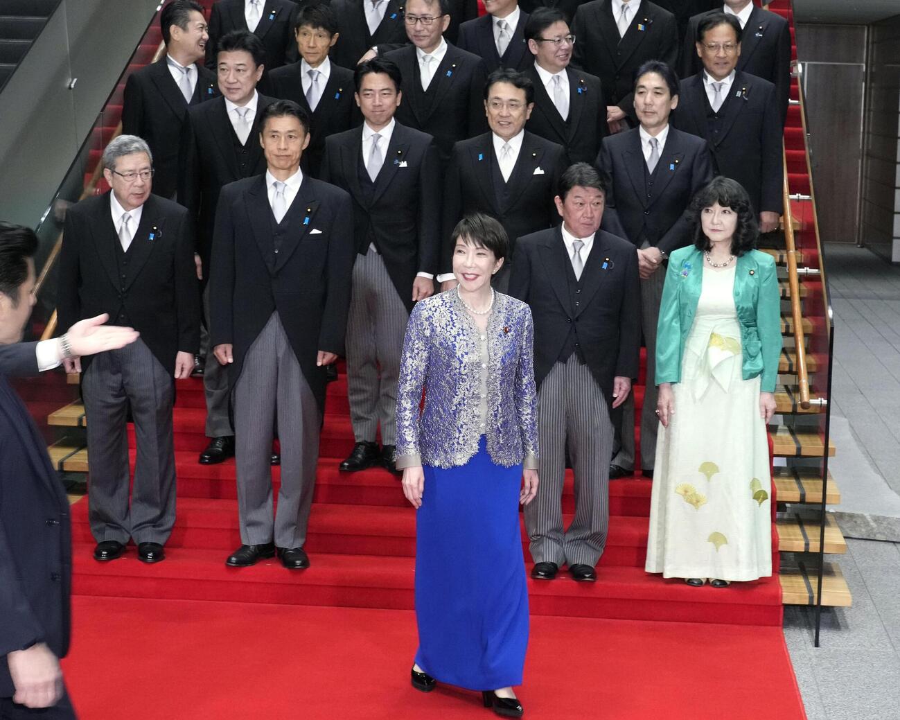 第2次高市改造内閣の記念撮影を終えた高市早苗首相（手前）と閣僚ら＝17日午後8時11分、首相官邸（共同）