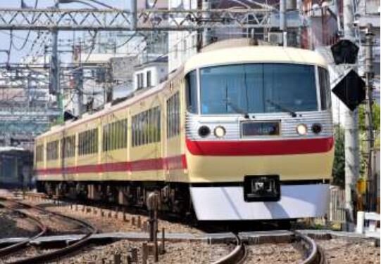10月4日からの期間限定で復活運行される西武鉄道の特急「レッドアロークラシック」