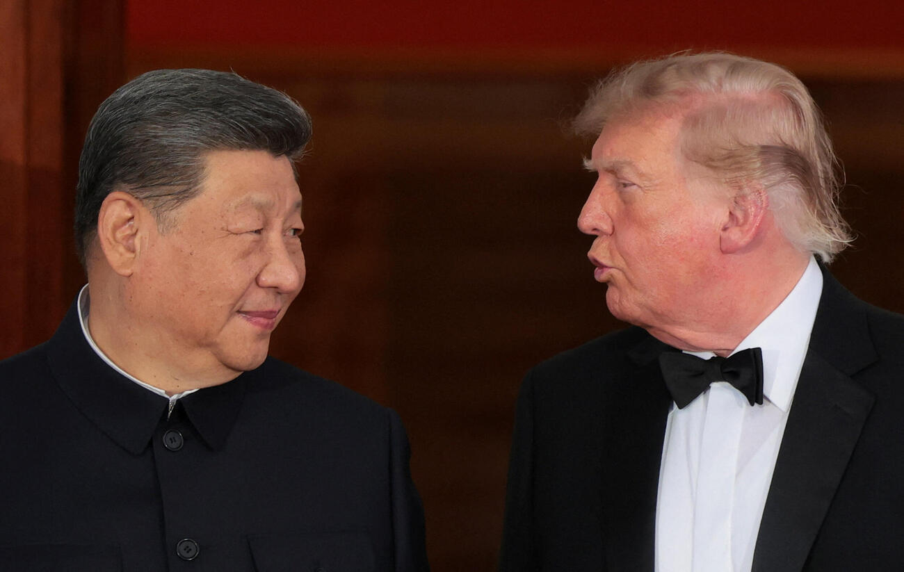 現地時間2026年9月24日、米ワシントンD.C.のホワイトハウスで公式晩餐会に招いた中国の習近平国家主席を出迎え、言葉を交わすドナルド・トランプ米大統領（ロイター）