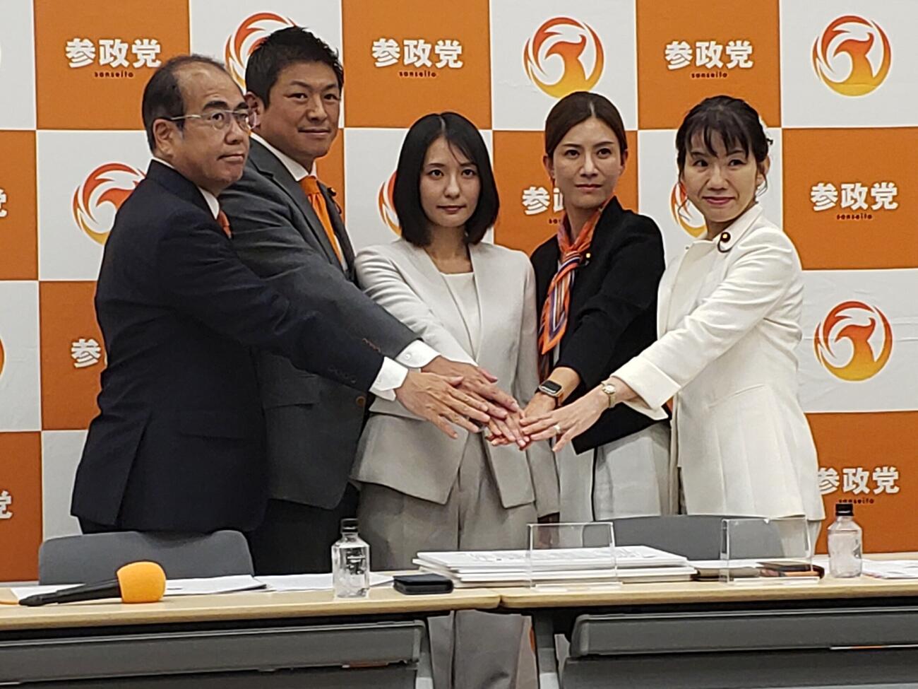 11月1日投開票の東京都議補選（千代田区選挙区）の候補者を発表する左から参政党の安藤裕幹事長、神谷宗幣代表、候補者の竹本遙氏、吉川里奈副代表、豊田真由子政調会長