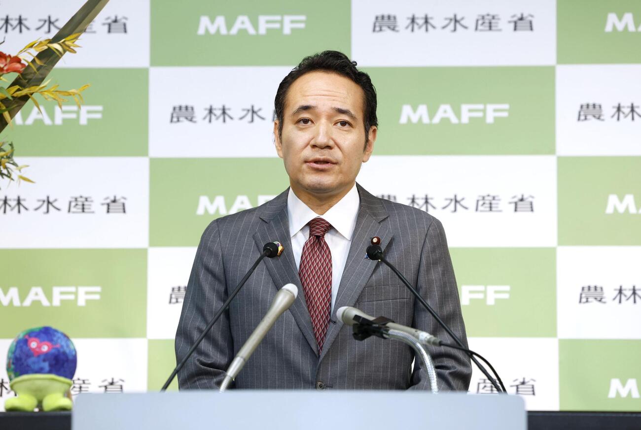 記者会見する簗農相＝2日午前、農水省