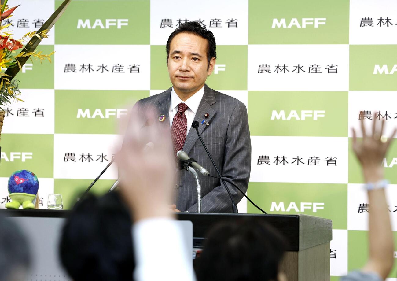 記者会見する簗農相