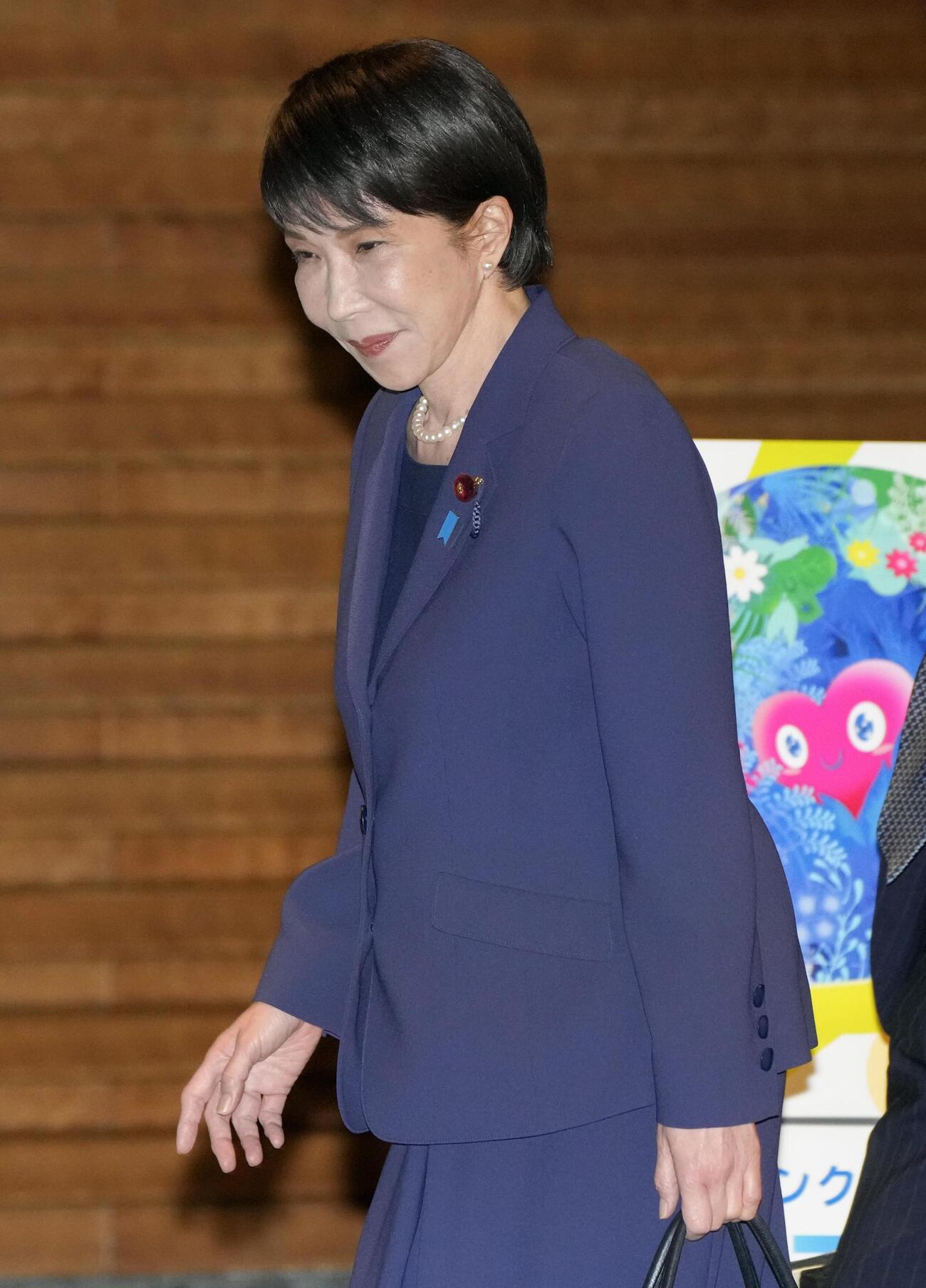 首相官邸を出る高市首相＝2日午後（共同）