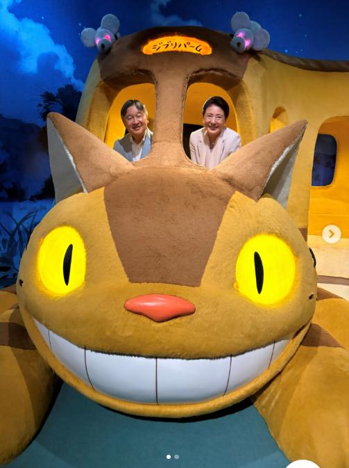 ネコバスの窓から笑顔を見せる天皇、皇后両陛下（宮内庁のインスタグラムから）