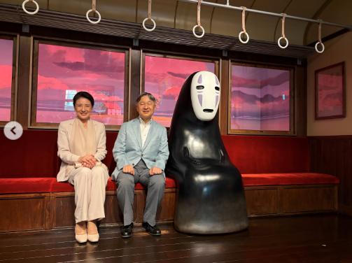 カオナシと並んで笑顔で列車の座席に座る天皇、皇后両陛下（宮内庁のインスタグラムから）