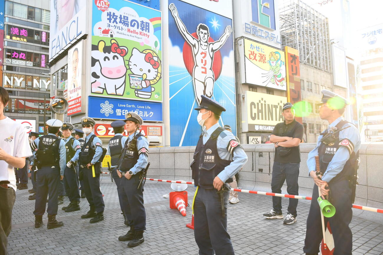 厳戒態勢の大阪府警（撮影・阪口孝志）