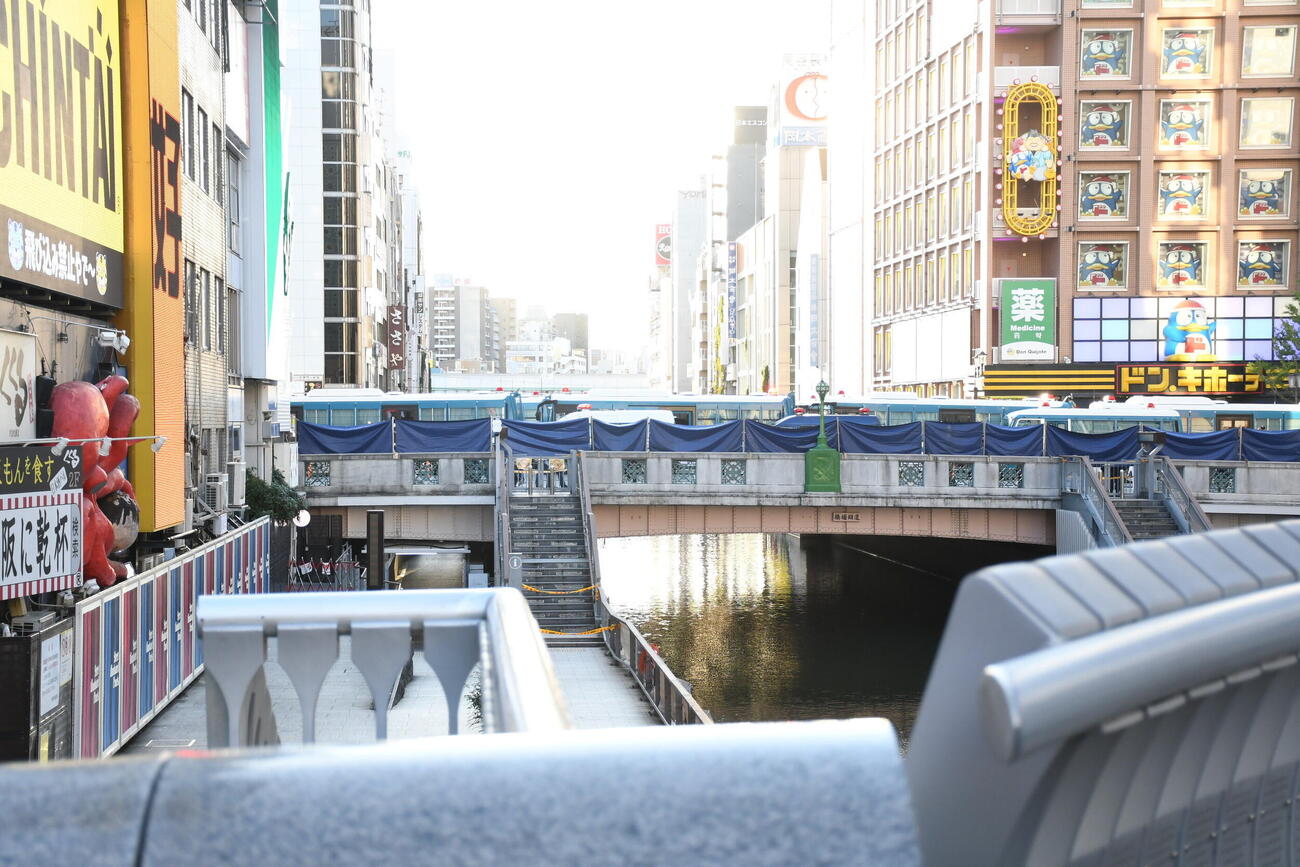 厳戒態勢の大阪府警は戎橋の隣の道頓堀橋も遮蔽（しゃへい）物で覆う（撮影・阪口孝志）