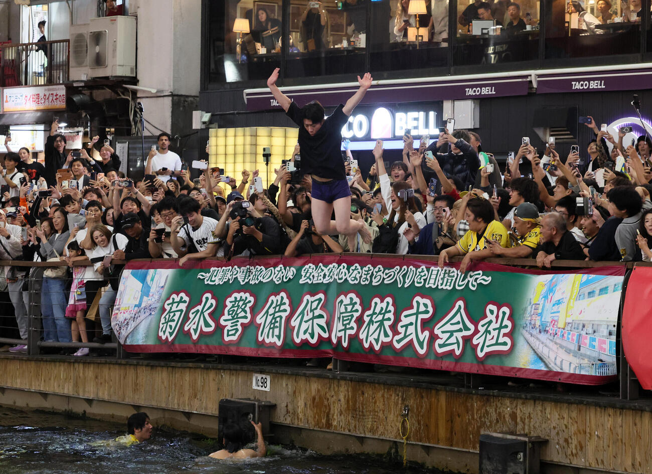 阪神が連覇を決め道頓堀川にダイブするファン（撮影・加藤哉）