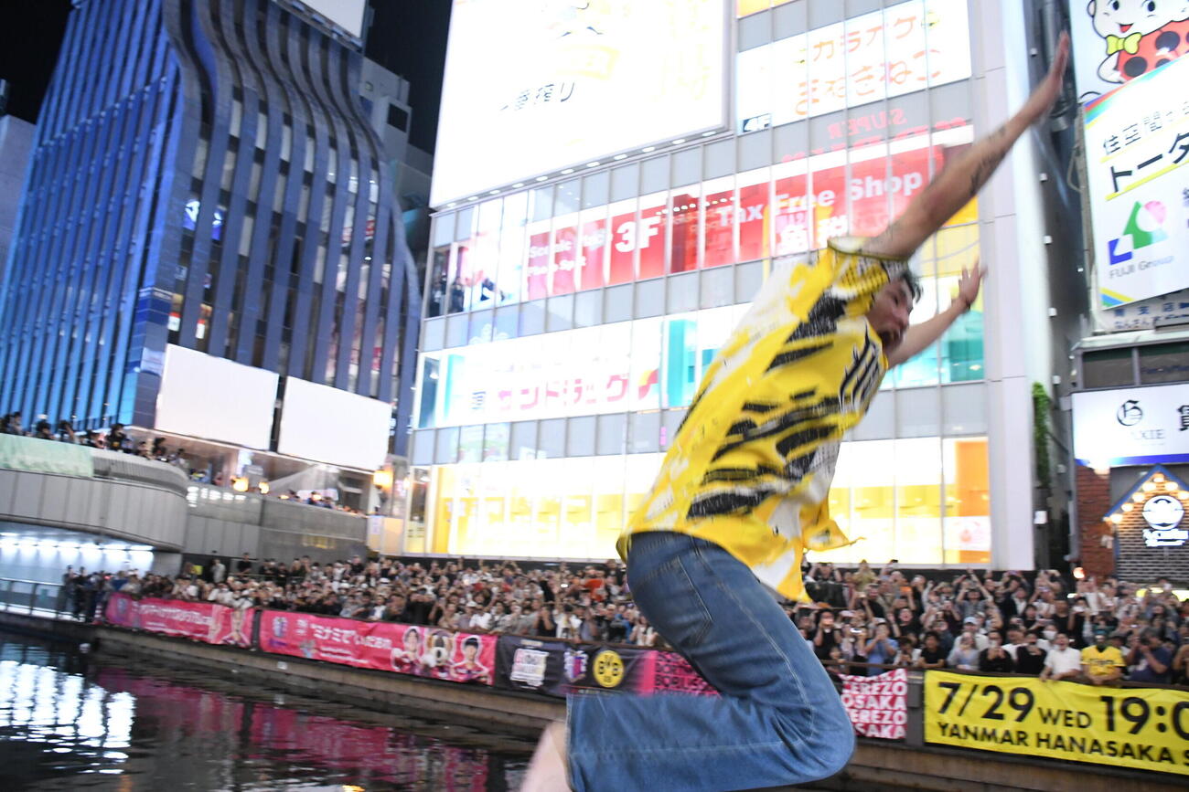 阪神リーグ優勝決定でダイブするファン（撮影・阪口孝志）
