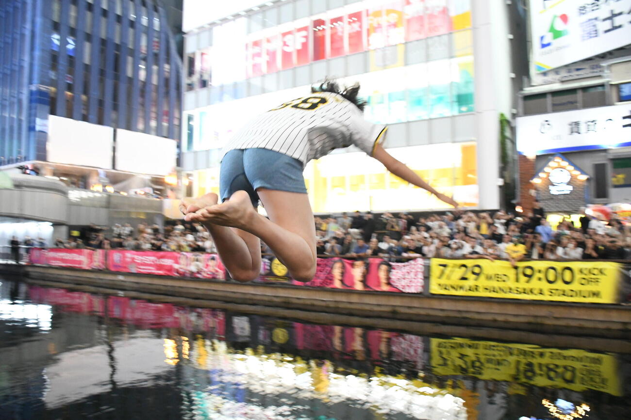 阪神リーグ優勝決定でダイブするファン（撮影・阪口孝志）