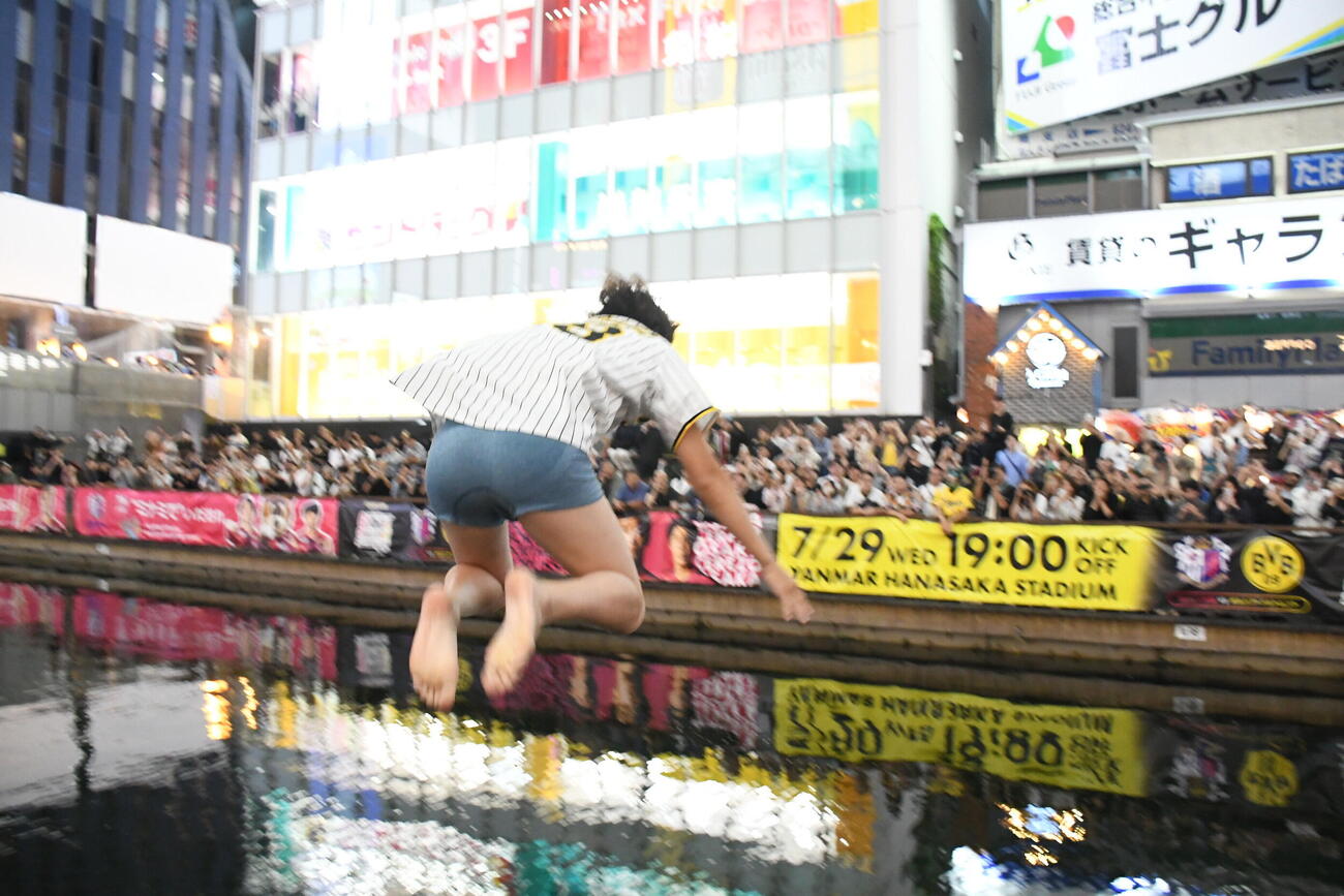 阪神リーグ優勝決定でダイブするファン（撮影・阪口孝志）