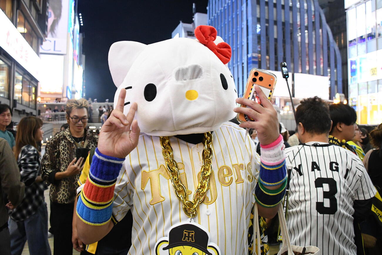 阪神リーグ優勝決定で道頓堀に現れたキティーちゃん（撮影・阪口孝志）