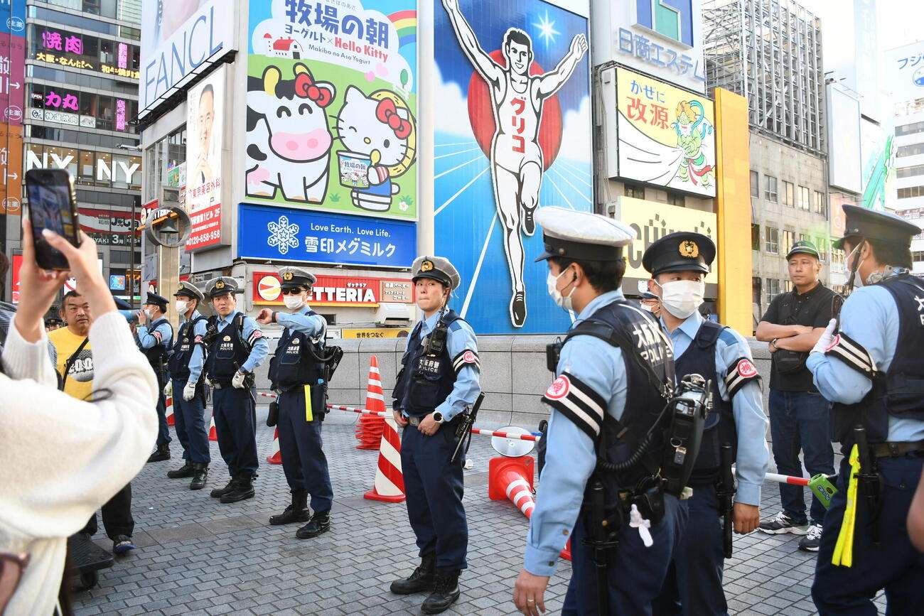 厳戒態勢の大阪府警（撮影・阪口孝志）