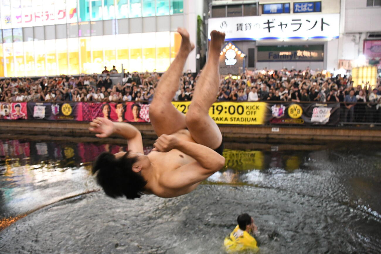 阪神リーグ優勝決定でダイブするファン（撮影・阪口孝志）