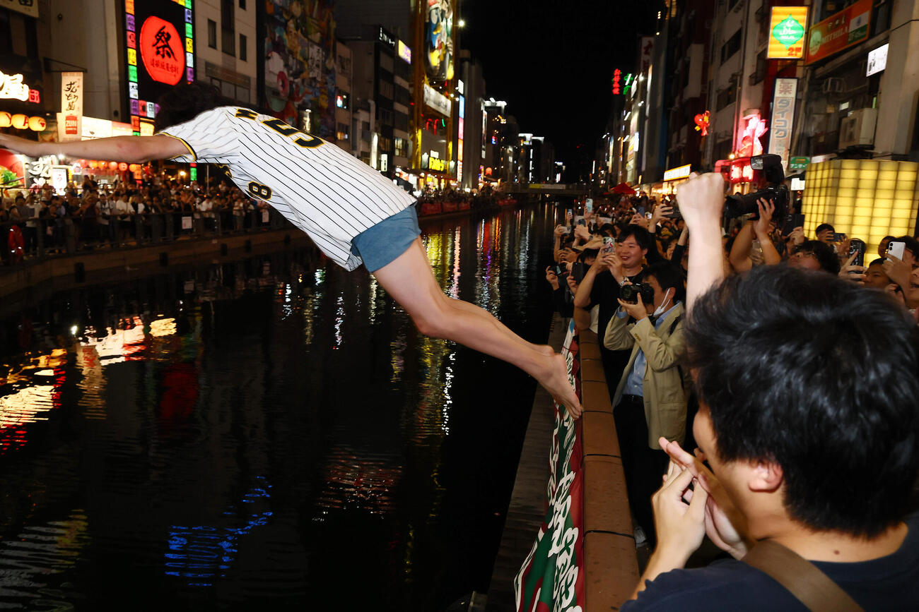 阪神が連覇を決め道頓堀川にダイブするファン（撮影・加藤哉）