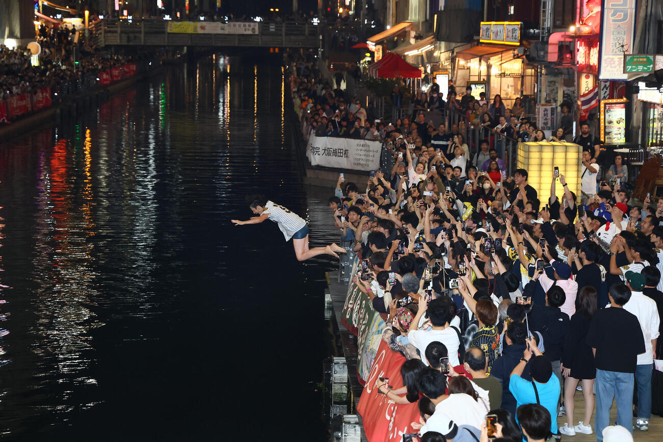 阪神が連覇を決め道頓堀川にダイブするファン（撮影・加藤哉）