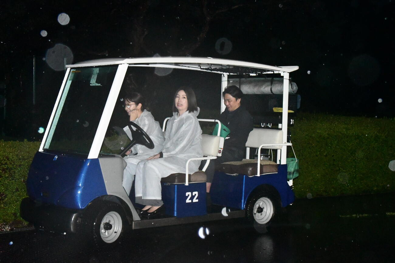 音声演出もあるカートに乗って「夜間巡回」へ出発