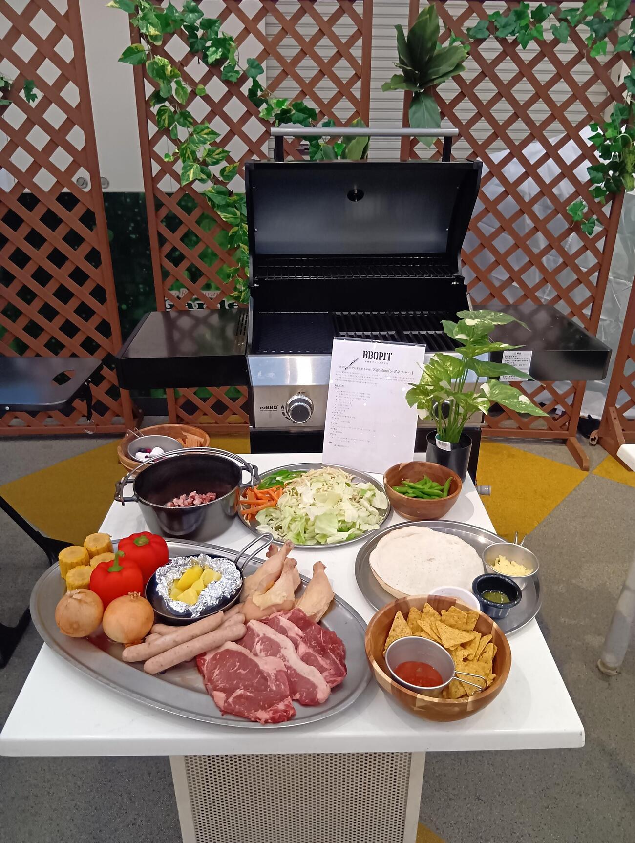 「BBQPIT＠東京プリンスホテル」では本格機材を使ってバーベキューが楽しめる