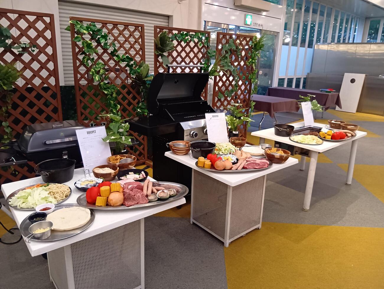 「BBQPIT＠東京プリンスホテル」では本格機材を使ってバーベキューが楽しめる