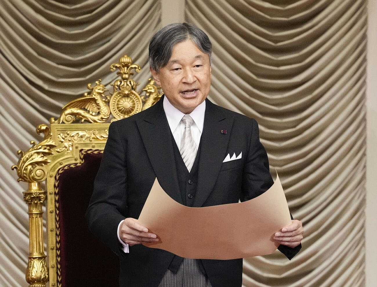 第222臨時国会の開会式でお言葉を述べられる天皇陛下（共同）