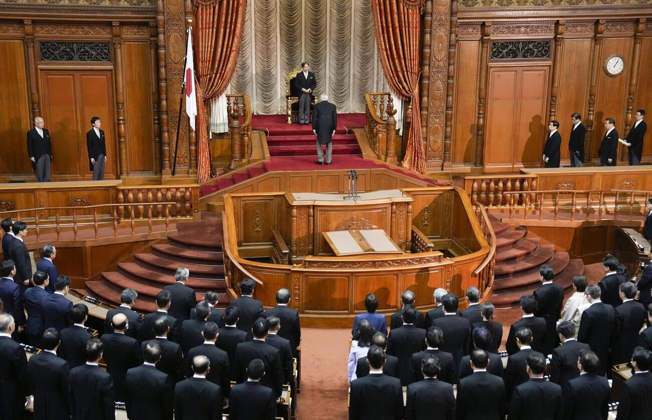 天皇陛下を迎えて開かれた第222臨時国会の開会式（共同）