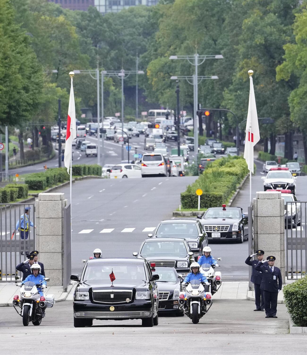 国会に到着した天皇陛下の車列（共同）