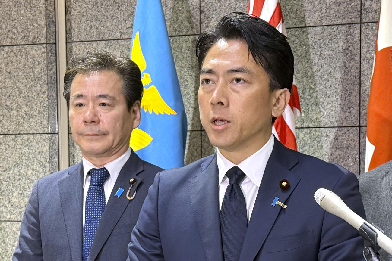 米兵逮捕を受け、ジョスト在日米軍司令官を防衛省に呼んで抗議した後、記者団の取材に応じる小泉防衛相（右）＝4日午後(共同)