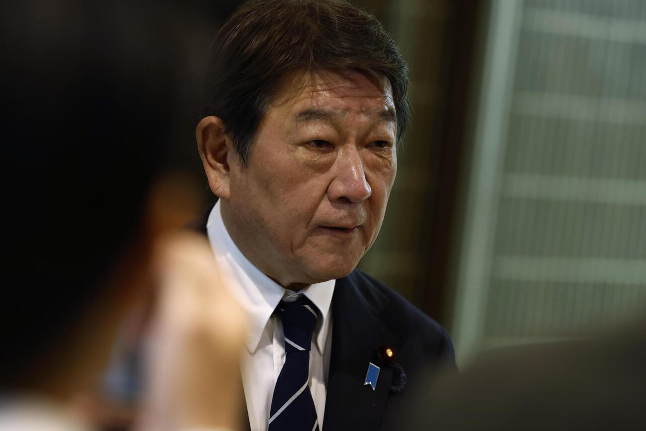 グラス駐日米大使を外務省に呼んで抗議した後、取材に応じる茂木外相＝4日午後(共同)