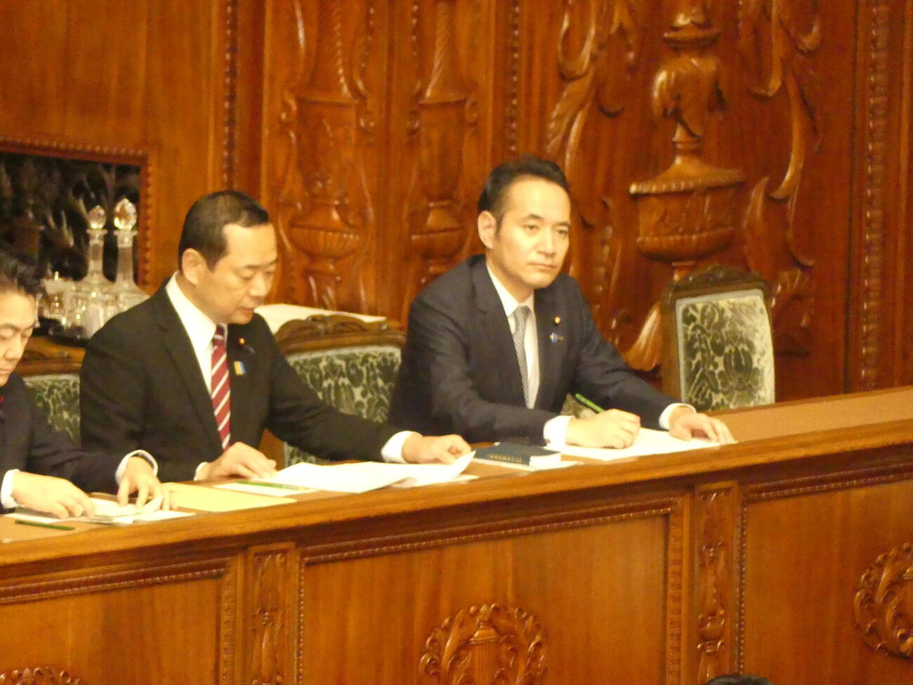 高市早苗首相の所信表明演説が行われた衆院本会議に出席する簗和生農相（右）（撮影・中山知子）

